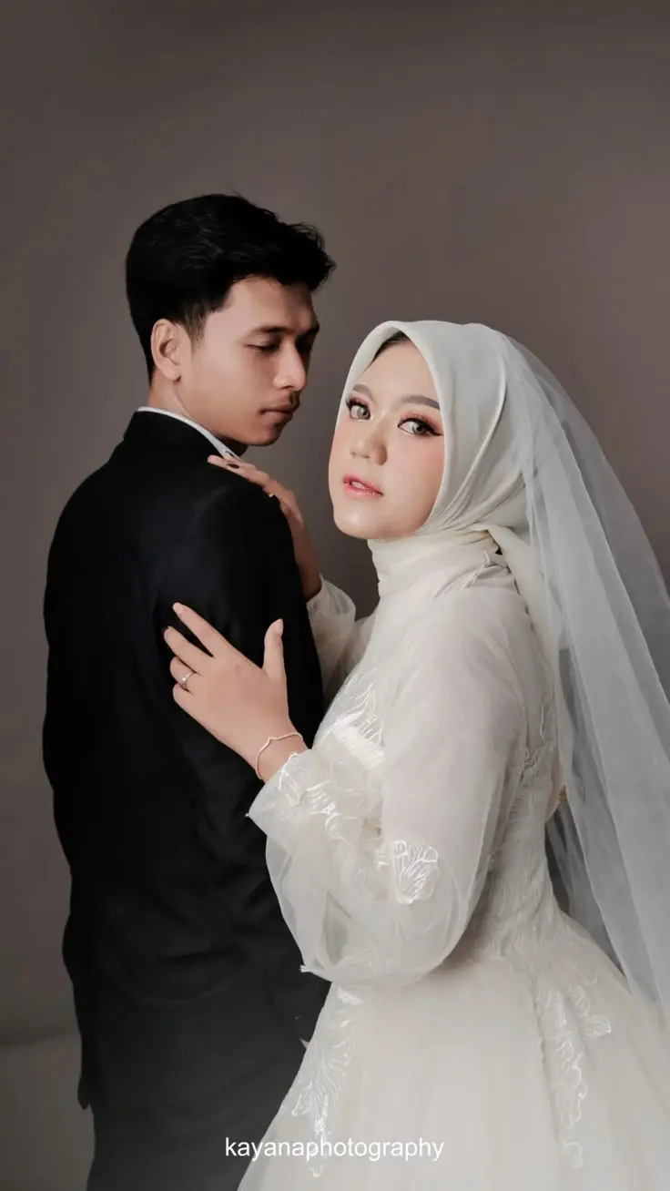 Foto pasangan Sinta & Reza — pengguna SajiJanji yang membuktikan undangan digital lebih praktis, hemat biaya, dan bisa dikirim ke semua tamu via WhatsApp tanpa keliling antar fisik