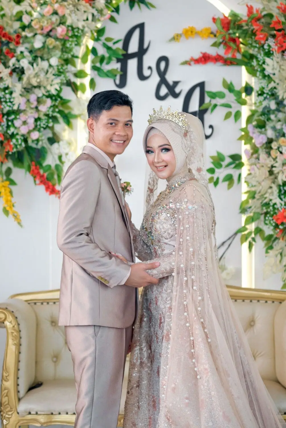 Foto pasangan Dewi & Fahmi — pengguna SajiJanji yang membuktikan undangan digital lebih praktis, hemat biaya, dan bisa dikirim ke semua tamu via WhatsApp tanpa keliling antar fisik